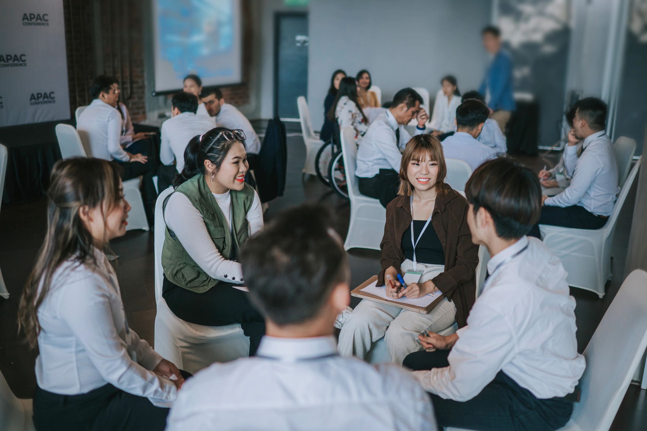 Facilitator leading a corporate HR training workshop